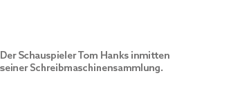 Der Schauspieler Tom Hanks inmitten seiner Schreibmaschinensammlung.